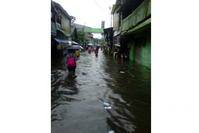 Jalan Galur Selatan, Jakarta Pusat, terendam banjir setinggi paha orang dewasa, Kamis (17/1).