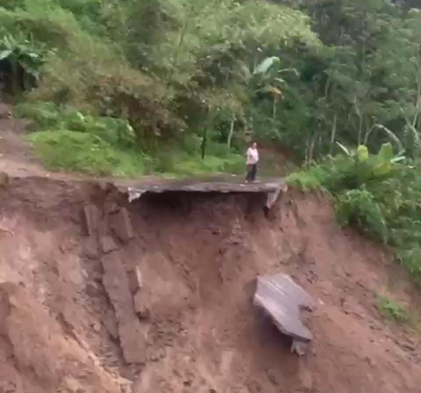 Jalan Girimukti-Cihurip di Kecamatan Singajaya, Kabupaten Garut, amblas terbawa longsor. Polisi mengatakan jalur selatan Garut yang tertutup longsor sudah normal kembali.