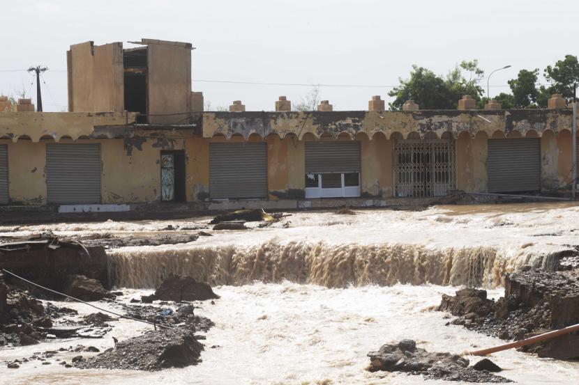 Jalan-jalan banjir setelah Badai Tropis Shaheen menghantam Wilayat Al-Khaburah di Oman, 04 Oktober 2021. Shaheen sehari sebelumnya mengemas kecepatan angin hingga 116 kilometer per jam dan diperkirakan akan menguat menjadi siklon tropis kategori 1, kata pihak berwenang. Sedikitnya sepuluh orang tewas akibat banjir dan satu orang lainnya hilang.