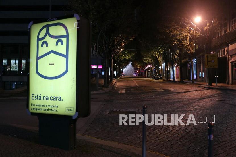 Jalan-jalan kosong saat jam malam di Porto, Portugal, Senin (10/11/2020). Presiden Portugal Marcelo Rebelo de Sousa memberlakukan keadaan darurat selama 15 hari dalam upaya mengekang penyebaran virus corona. 