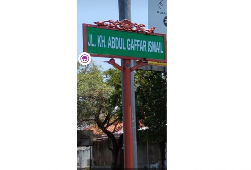 Jalan KH Abdul Gaffar Ismail di Kota Pekalongan, Jawa Tengah. Penamaan jalan ini mengambil dari nama Kiai Abdul Gaffar Ismail, ulama karismatik abad ke-20.