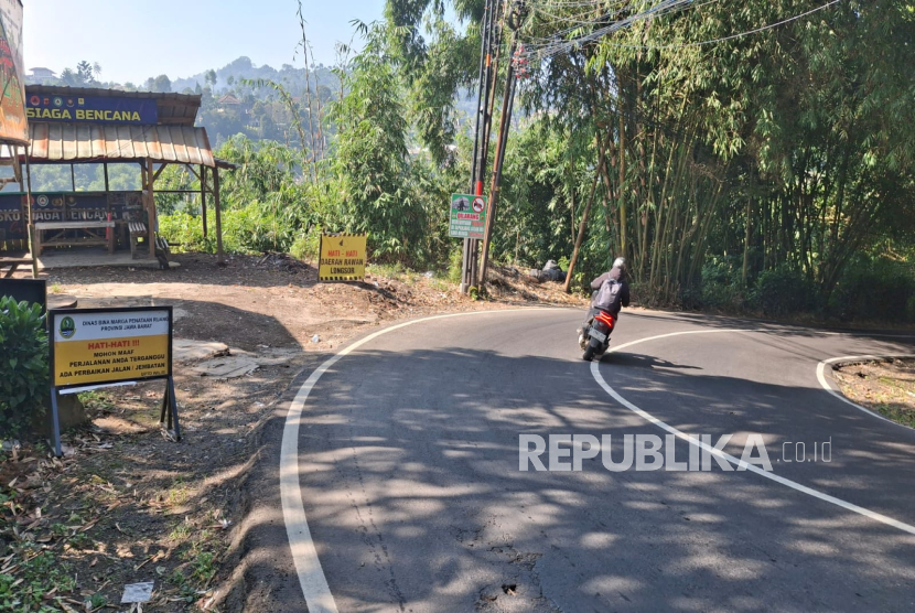 Retakan Kian Melebar, Jalan Kolonel Masturi Menuju Kawasan Wisata Lembang Rawan Tertimbun Longsor