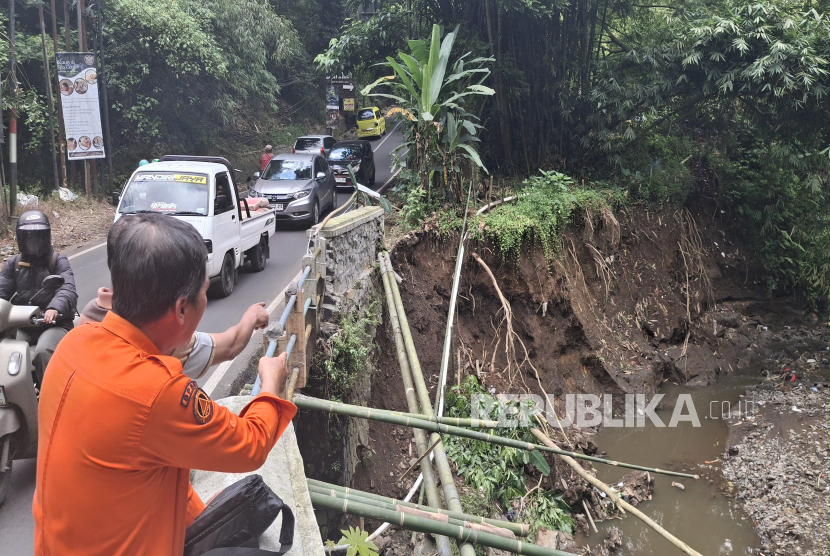 Jalan Kolonel Masturi di Desa Cikahuripan, Kecamatan Lembang, Kabupaten Bandung Barat yang Terdapat Titik Longsor.