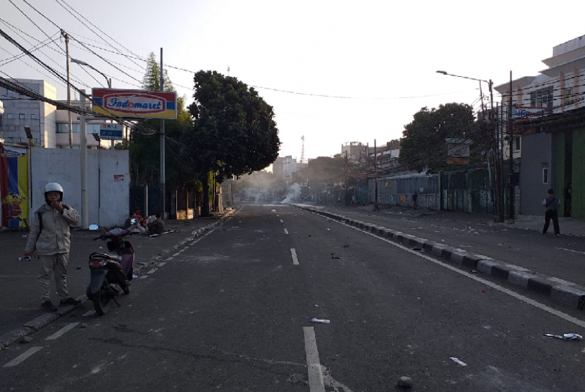 Jalan KS Tubun lumpuh pascaricuh, Rabu (22/5).