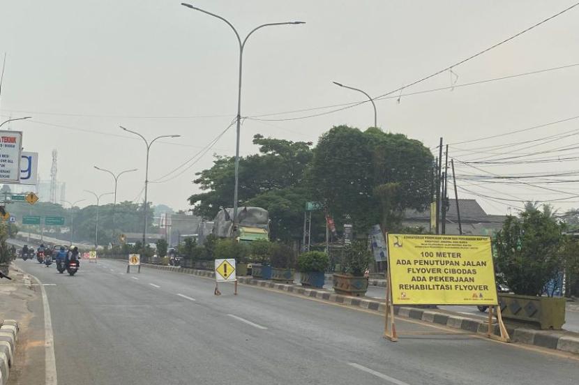 Jalan layang Taman Cibodas di Kota Tangerang, Provinsi Banten, mulai Rabu (25/10/2023) ditutup karena sedang diperbaiki. 
