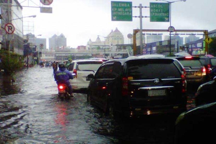 Jalan letjen Soeprapto, menuju Senen, Jakarta Pusat terendam banjir sekitar 30 sentimeter, Kamis (17/1).