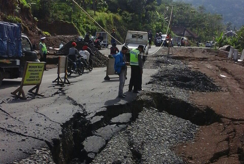 Jalan lingkar barat desa neglasari kecamatan darmaraja kabupaten sumedang amblas sepanjang 35 meter kedalam 80 sentimeter. amblasnya jalan tersebut terjadi mulai selasa 24/1 pukul 18.30 wib