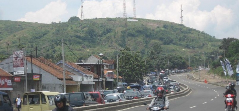 Jalan lingkar Nagrek arah Garut-Tasik menuju Bandung.