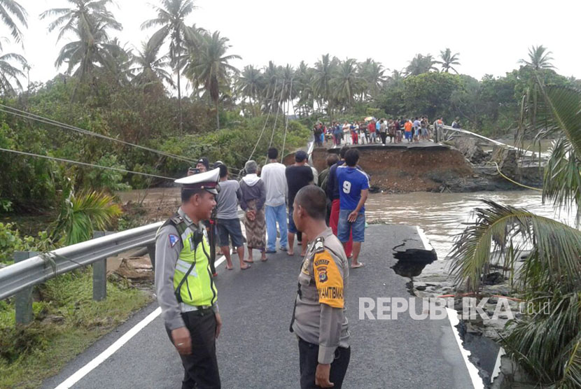 Jalan lintas barat di Desa Mandiri Sejati KM 20 Kecamatan Krui Selatan, Kabupaten Pesisir Barat, Lampung putus diterjang banjir. (Ilustrasi)