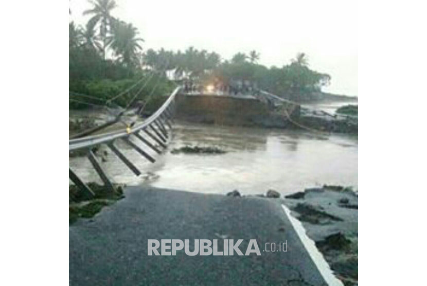 Jalan lintas barat di Desa Mandiri Sejati KM 20 Kecamatan Krui Selatan, Kabupaten Pesisir Barat, Lampung putus diterjang banjir Kamis (12/10). 