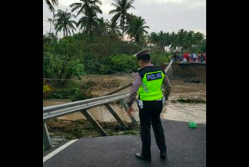 Jalan lintas barat (Jalinbar) di Kampung Mandiri Sejatin KM 20, Kecamatan Krui Selatan, Kabupaten Pesisir Barat (Pesibar), Lampung, terputus akibat terjangan air hujan, Kamis (12/10) dini hari. 