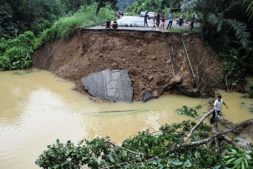 Jalan lintas Sumbar - Riau yang terputus akibat banjir (ilustrasi).