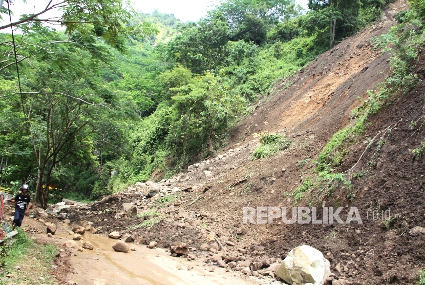 Pemerintah Kabupaten (Pemkab) Bekasi, Jawa Barat, mengevakuasi warga untuk mencegah potensi terdampak longsor Sungai Cipamingkis di Kampung Cigoong RT 03 RW 01, Desa Sirnajati Kecamatan Cibarusah. 