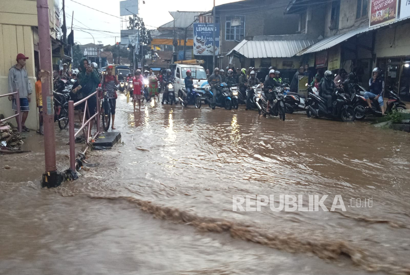 Jalan Mahar Martanegara, Kota Cimahi Diterjang Banjir pada Sabtu (17/5).