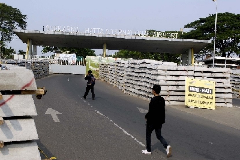 Jalan menuju Bandara Soekarno Hatta, Tangerang, Selasa (7/10), ditutup untuk digunakan pembangunan jalur kereta api. 