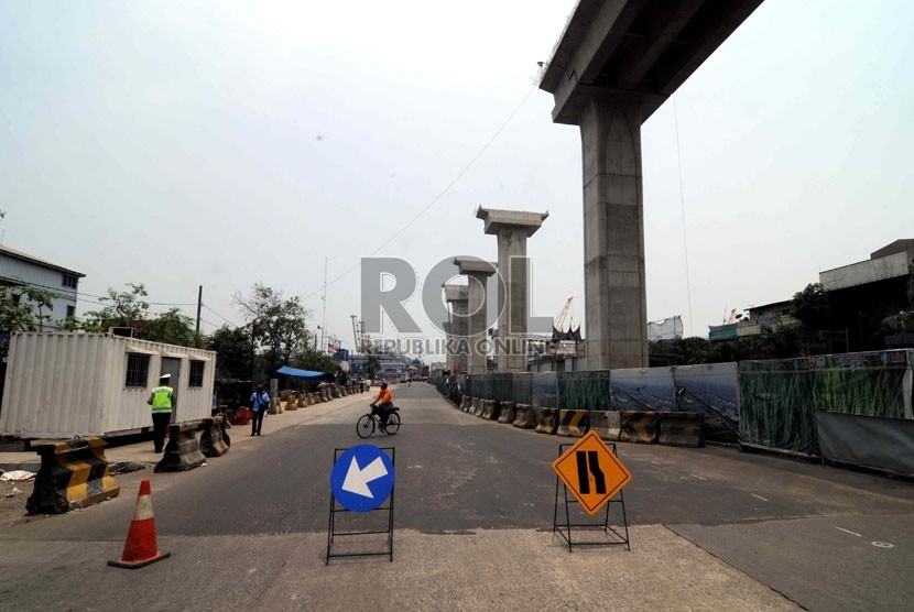  Jalan menuju pintu masuk Jakarta International Container Terminal (JICT) terlihat lengang saat aksi unjuk rasa buruh di Pelabuhan Tanjung Priok,Jakarta,Rabu (3/10). (Wihdan Hidayat/Republika)