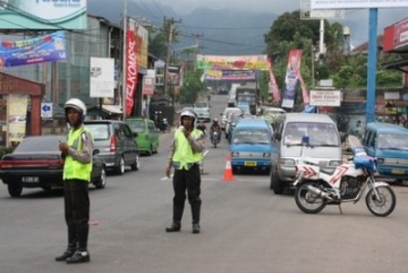Polisi mengatur arus lalu lintas menuju Puncak, Bogor, Jawa Barat