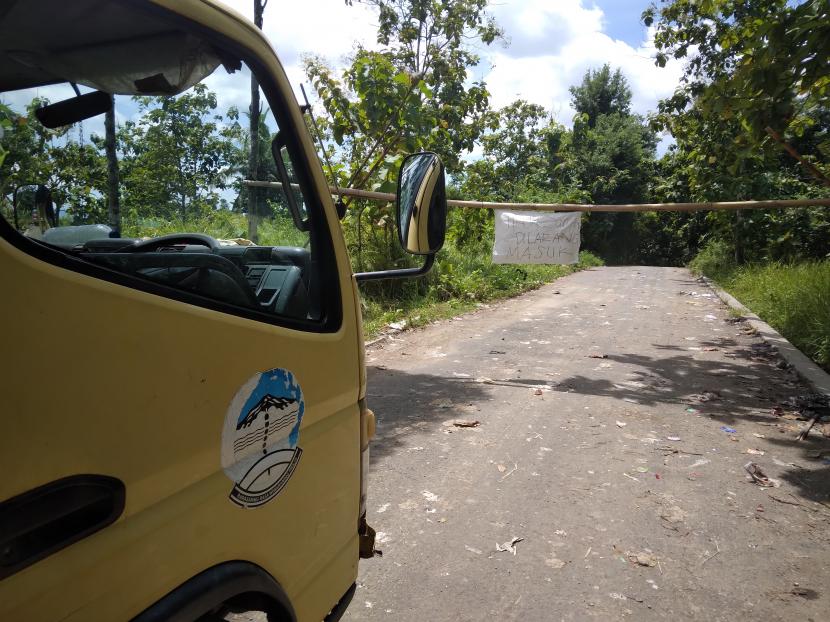 Jalan menuju Tempat Pembuangan Akhir (TPA)  Gunung Cunil ditutup warga. 