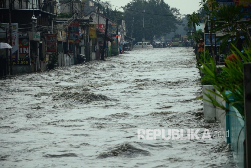 Wilayah Kabupaten Bandung yang berubah menjadi sungai berarus deras akibat banjir (ilustrasi) 