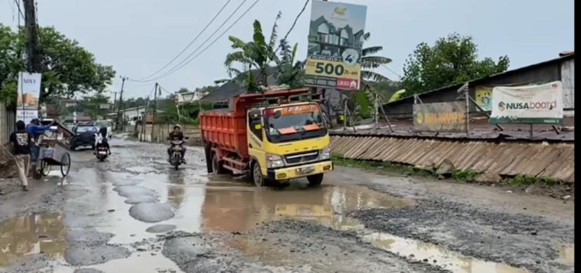 Jalan Parung Panjang yang kerap rusak akibat dilintasi truk tambang. Legislator meminta jalan tambang di Parung Panjang Bogor tak gunakan jalan negara.