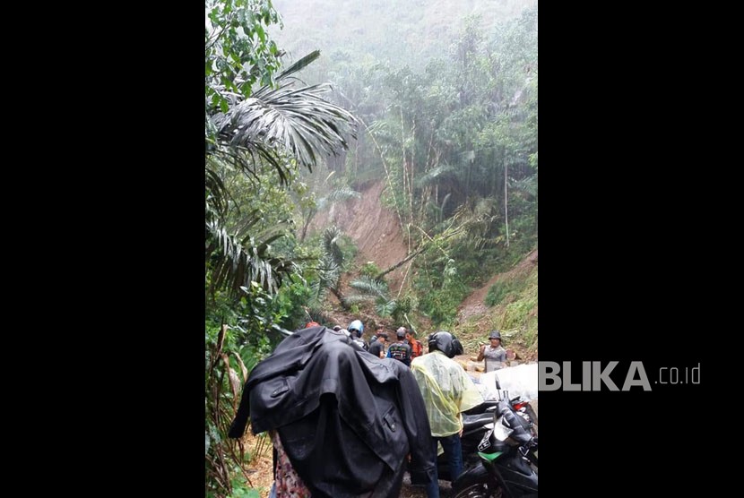 Jalan penghubung antara Kabupaten Bandung dengan Kabupaten Cianjur terputus akibat longsor. Tepatnya di Desa Naringgul, Kab Cianjur, Ahad (11/11).