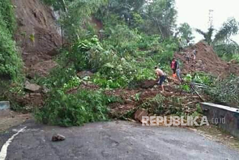 Jalan penghubung di Cianjur terputus akibat longsor. (Ilustrasi)