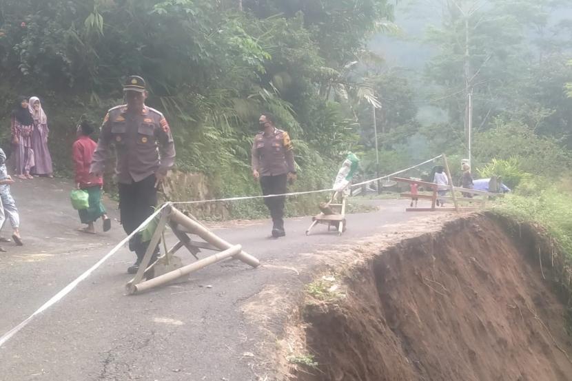 Jalan penghubung di Dusun Karanggintung, Desa Sirau, Kecamatan Karangmoncol, Kabupaten Purbalingga mengalami longsor, Selasa (4/10/2022) siang. 