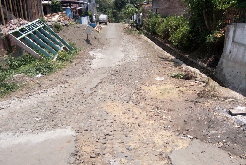 Jalan penghubung dua kampung di Kelurahan Cemorokandang, Kecamatan Kedungkandang, Kota Malang mengalami kerusakan parah. 