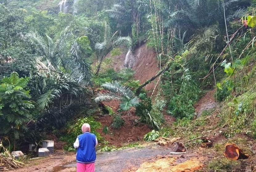 Longsor di jalur selatan Cianjur kerap terjadi di musim hujan. Ilustrasi longsor Cianjur.  
