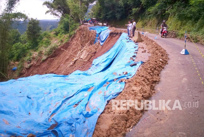 Jalan penghubung Kabupaten Majalengka dengan Kuningan di Blok Cipadung, Kecamatan Cikijing, Kabupaten Majalengka masih diperbaiki akibat longsor. (Ilustrasi)