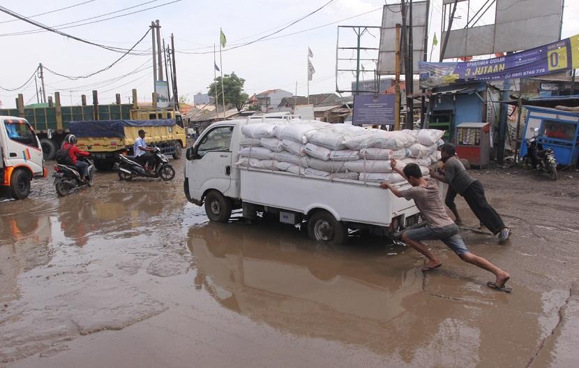 Jalan Perancis yang membentang di wilayah Kota Tangerang dan Kabupaten Tangerang, Banten, mengalami kerusakan. Walkot Tangerang meminta petugas memperbaiki jalan rusak dengan teliti.