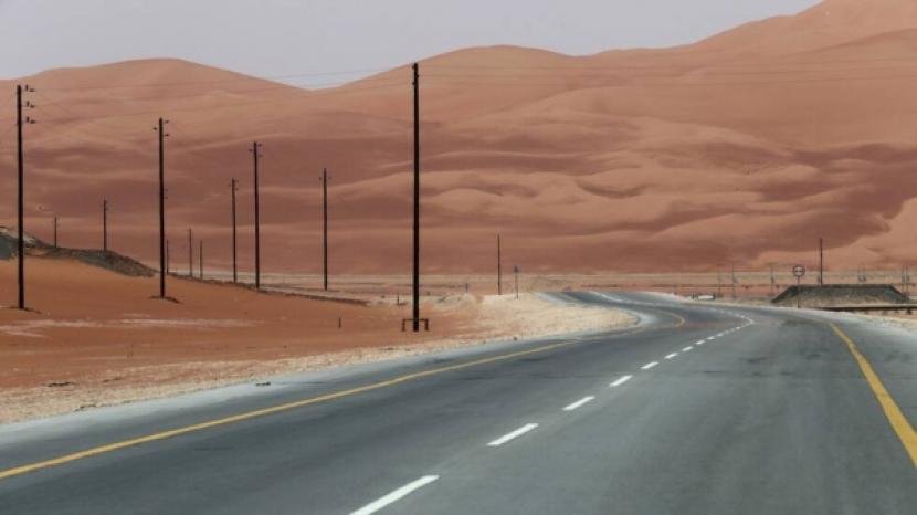 Jalan pertama yang akan menghubungkan Arab Saudi dan Kesultanan Oman akan segera dibuka. Jalan ini akan memangkas jarak antara kedua negara sekitar 800 kilometer.