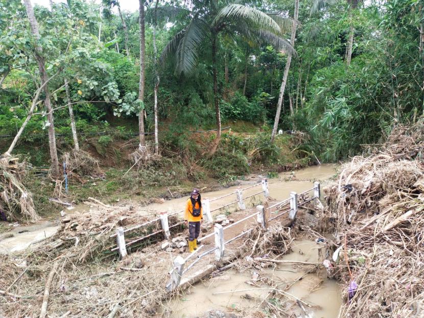 Jalan putus akibat banjir yang melanda Desa Samudra, Kecamatan Gumelar, Kabupaten Banyumas, pada Jumat (18/11/22) lalu. 