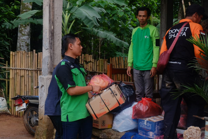 Jalan putus akibat longsor di Desa Cisarua, Bogor sempat menyulitkan tim LKC Dompet Dhuafa menyalurkan bantuan dan mengakses wilayah terdampak longsor.