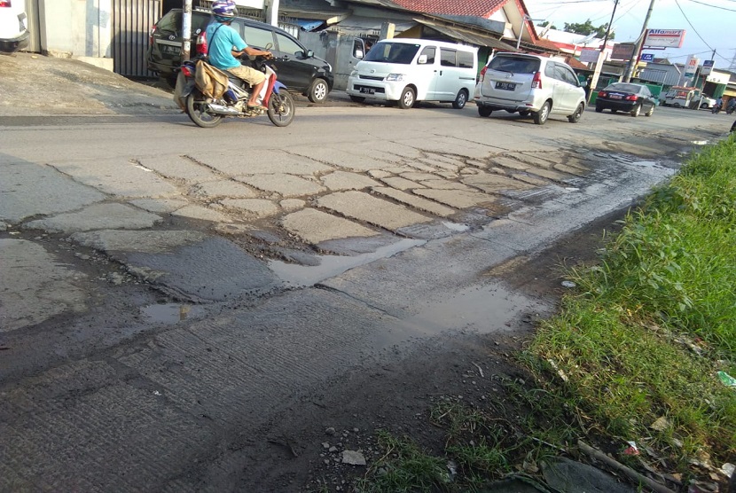 Jalan raya Babelan, Kecamatan Babelan, Kabupaten Bekasi, berlubang-lubang dan membuat pengendara terpaksa memperlambat laju kendaraannya. 