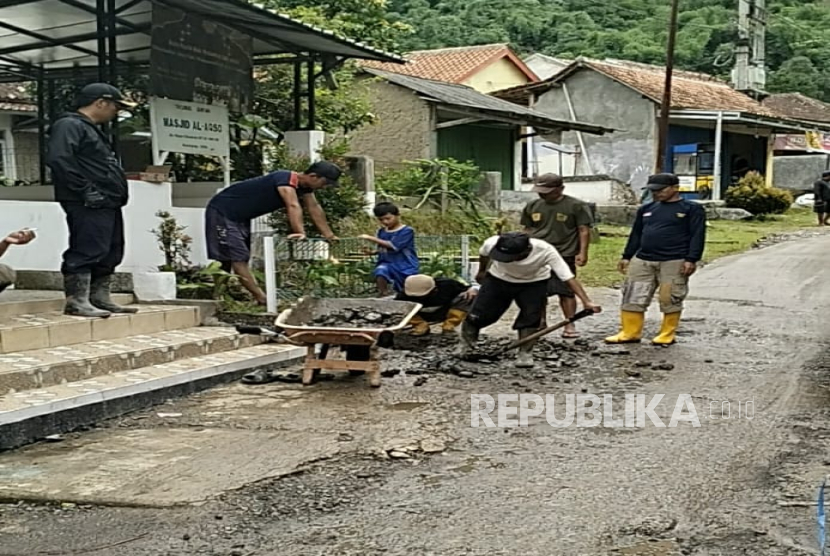 Jalan Raya Cikakak di Kampung Cikakak, RT01/02 Desa Batulayang, Kecamatan Cililin, Kabupaten Bandung Barat (KBB), Jawa Barat Rusak Parah Diperbaiki Secara Swadaya oleh Warga