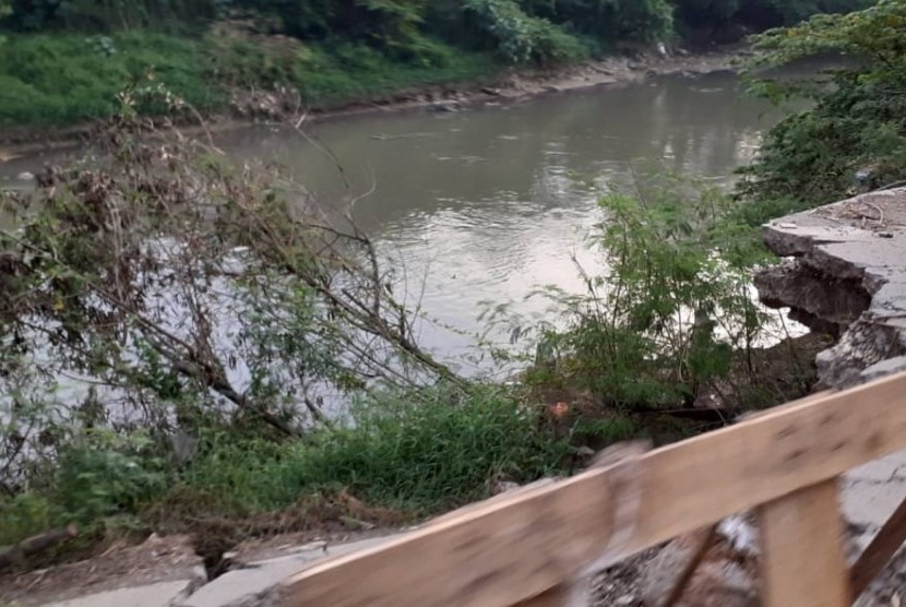 Jalan Raya Cikarang Bekasi Laut (CBL) di Kampung Talar, Desa Muktiwari, Kecamatan Cibitung, Kabupaten Bekasi, amblas ke tepi sungai. Senin (20/5)