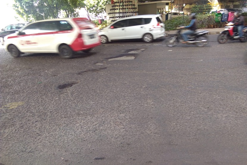 Jalan Raya Cikunir, Jatiasih, Kota Bekasi kondisinya saat ini rusak dan bergelombang. Kerusakan ini sudah lama terjadi dan belum ada perbaikan hingga saat ini.