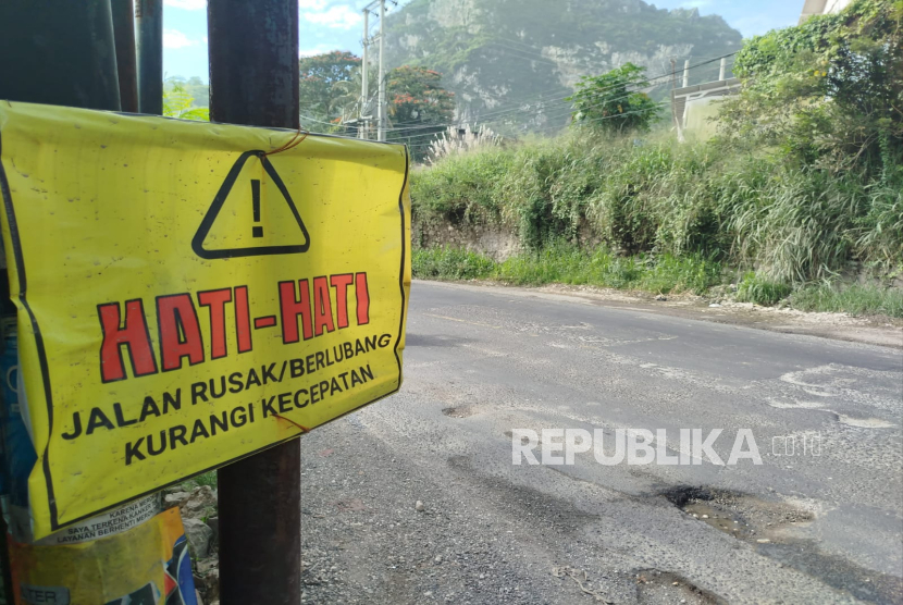 Jalan Raya Cipatat-Cianjur di Kabupaten Bandung Barat, Jawa Barat yang Dipenuhi Lubang. Kondisi ini Cukup Membahayakan Bagi Pemudik Lebaran.