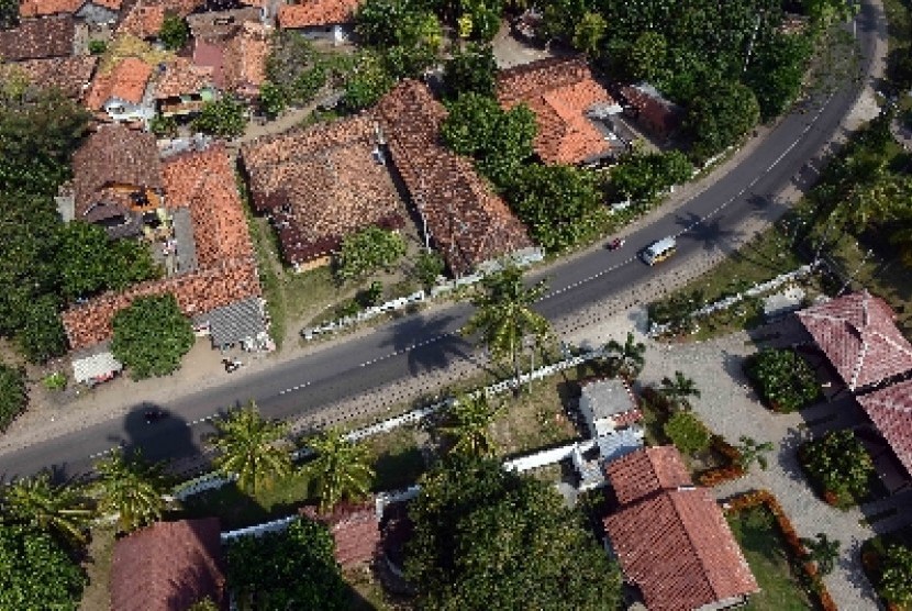 Salah satu Jalur Daendels, yakni jalan raya di kawasan Anyer, Banten difoto dari atas mercu suar.