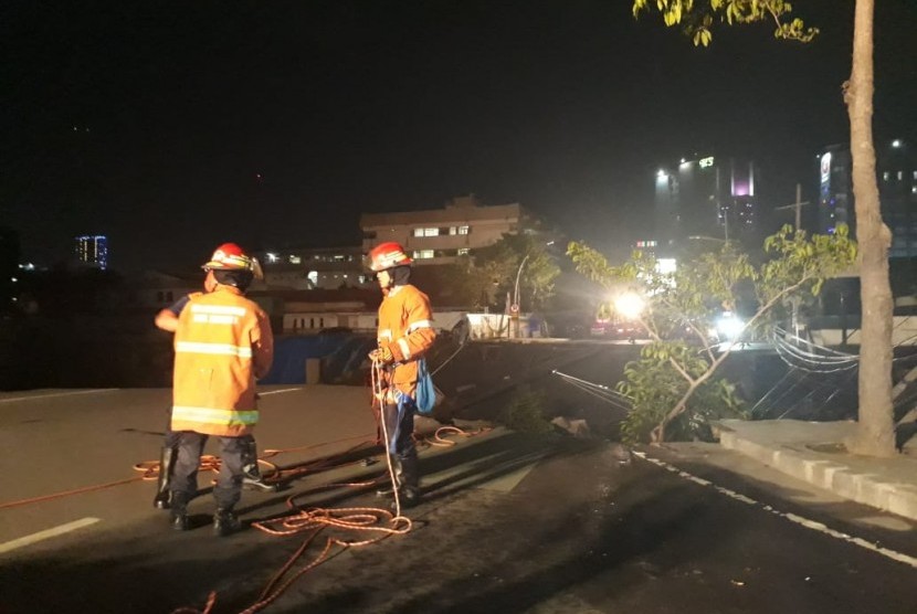 Jalan Raya Gubeng, Surabaya, ambles pada Selasa (18/12) malam.