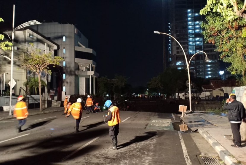 Jalan Raya Gubeng, Surabaya, ambles pada Selasa (18/12) malam.