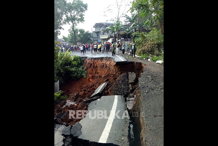 Jalan raya Kuningan-Majalengka terputus total di Desa Kawah Manuk, Kecamatan Darma, Kabupaten Kuningan, Jumat (17/2).