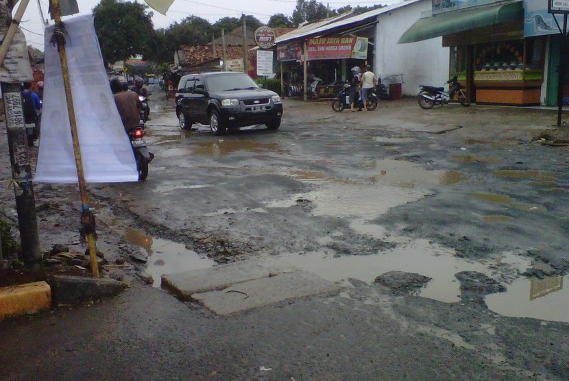 Jalan Raya Letda Natsir Cikeas, Gunung Putri, Bogor, yang rusak parah.