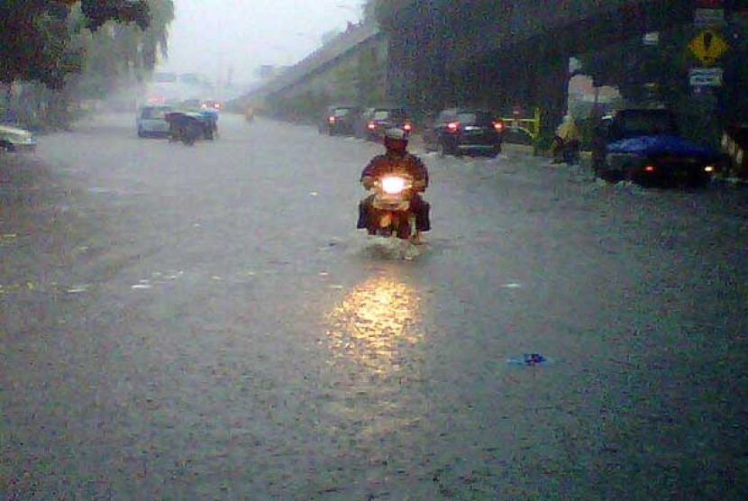 Jalan Raya Letjen Soeprapto, Senen, Jakarta Pusat, menuju Senen terendam banjir dengan tinggi sekitar 50 sentimeter atau betis orang dewasa, Kamis (17/1).