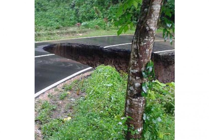 Jalan raya Manado Tomohon terputus.