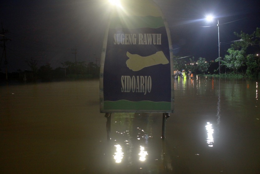 Jalan raya terendam banjir di Porong, Sidoarjo, Jawa Timur, Senin (27/11). 
