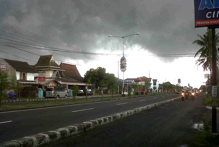Jalan Ringroad Utara Yogyakarta