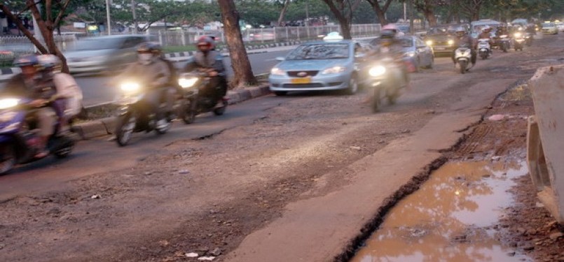 Jalan rusak akibat hujan dan proyek gorong-gorong di Jalan Sudirman