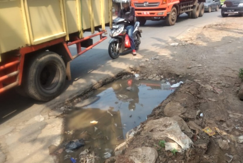 Jalan rusak dan berlubang di Jalan  Narogong Raya, Kota Bekasi, Jawa Barat,  Senin (20/5).